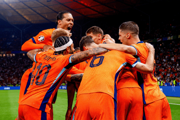 凯恩庆祝英,格兰第,球里程碑,新葡京,新葡京app,新葡京娱乐,新普京赌场